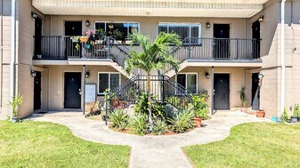 Tropical Breeze Apartments in St. Petersburg, FL - Building Photo
