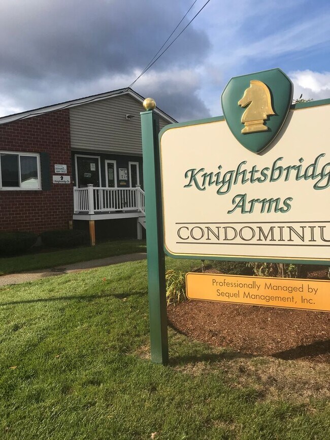 2 Knights Bridge Dr-Unit -Knightsbridge Arms Condominium in Nashua, NH - Building Photo - Building Photo