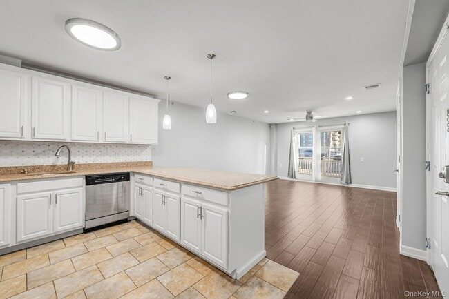 102-20 Rockaway Beach Blvd in Queens, NY - Foto de edificio - Building Photo