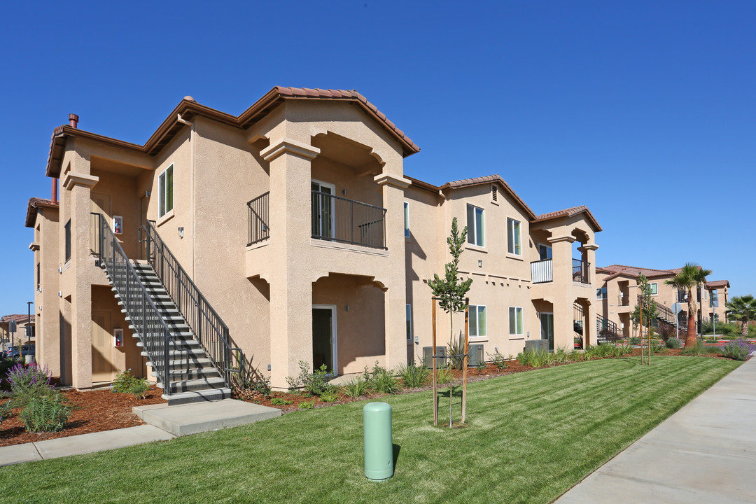 Axis at Compass Pointe in Merced, CA - Building Photo