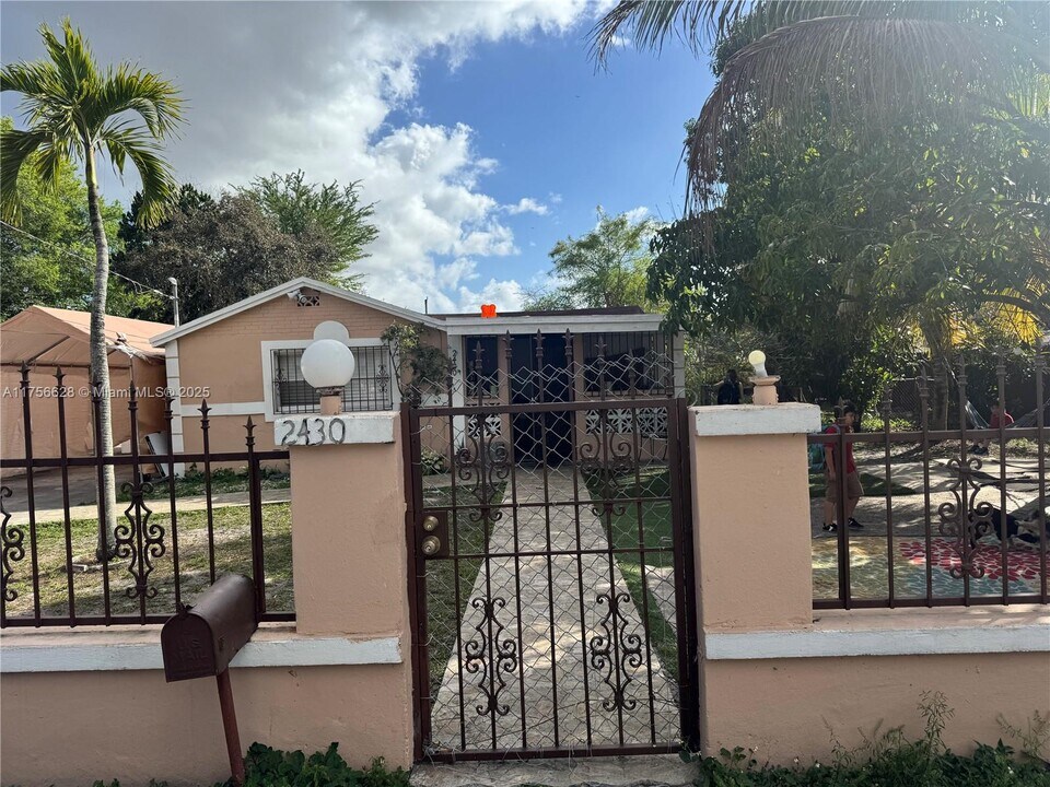 2430 NW 101st St in Miami, FL - Building Photo