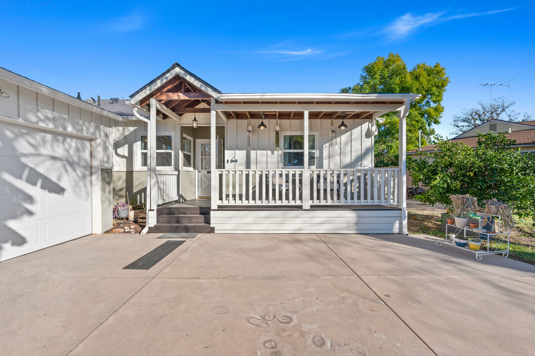 8042 Nestle Ave in Reseda, CA - Foto de edificio