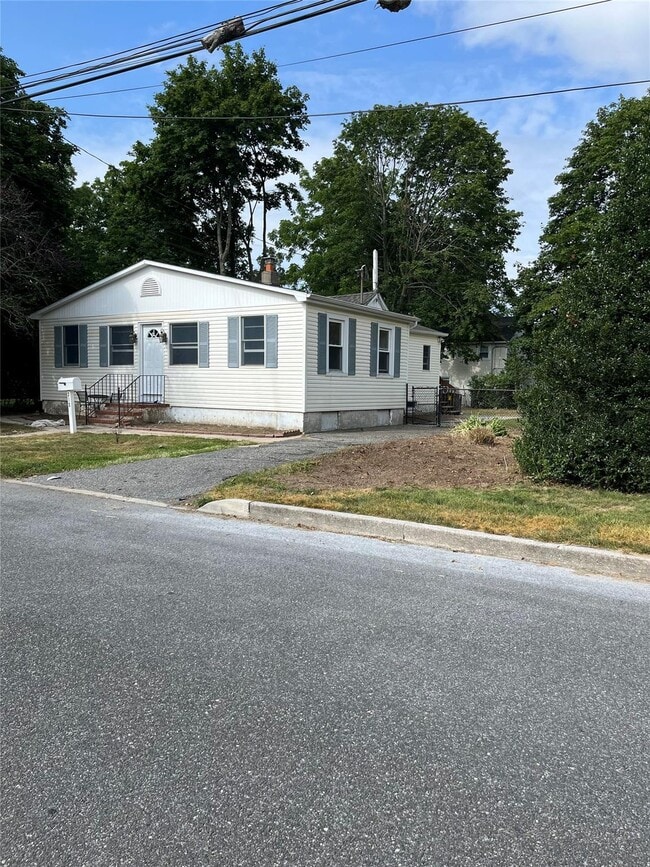 312 Washington Ave in Saint James, NY - Building Photo - Building Photo