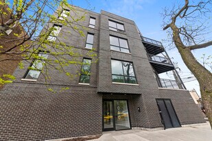 1050 W Cornelia Ave, Unit 2BED in Chicago, IL - Building Photo