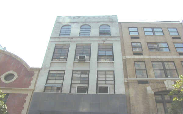 124 W 13th St in New York, NY - Building Photo