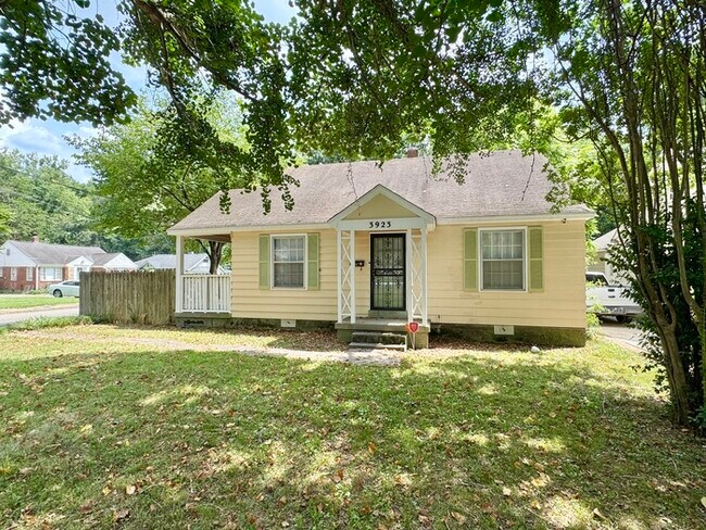 3923 Spottswood Ave in Memphis, TN - Foto de edificio - Building Photo