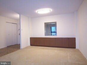 5300 Holmes Run Pkwy in Alexandria, VA - Foto de edificio - Building Photo