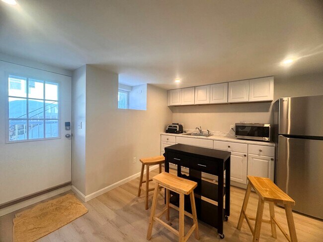 39 Cottage St, Unit 1 in Stoneham, MA - Foto de edificio - Building Photo