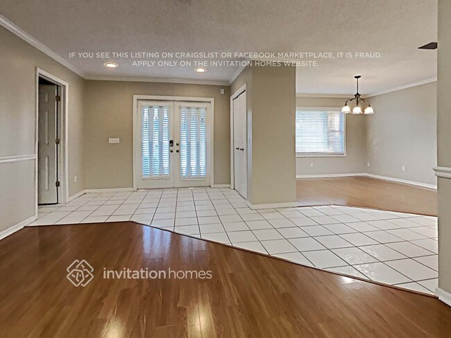 9102 Regents Park Dr in Tampa, FL - Foto de edificio - Building Photo