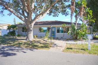 15865 Redington Dr in Redington Beach, FL - Foto de edificio - Building Photo
