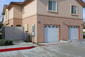 San Jose Villas in Fresno, CA - Building Photo - Building Photo