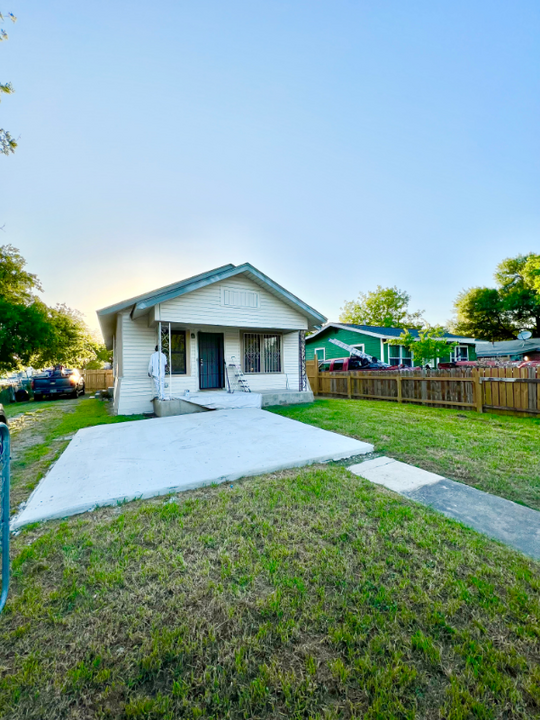 4611 S Hackberry St in San Antonio, TX - Building Photo