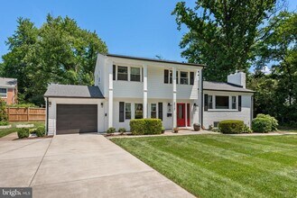6920 Poppy Dr in McLean, VA - Building Photo - Building Photo