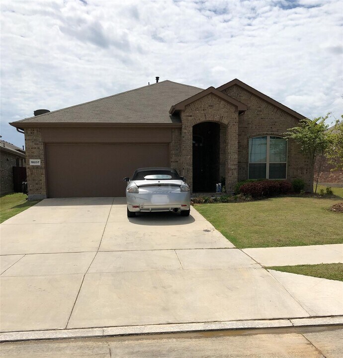 10237 Little Falls Trail in Fort Worth, TX - Building Photo