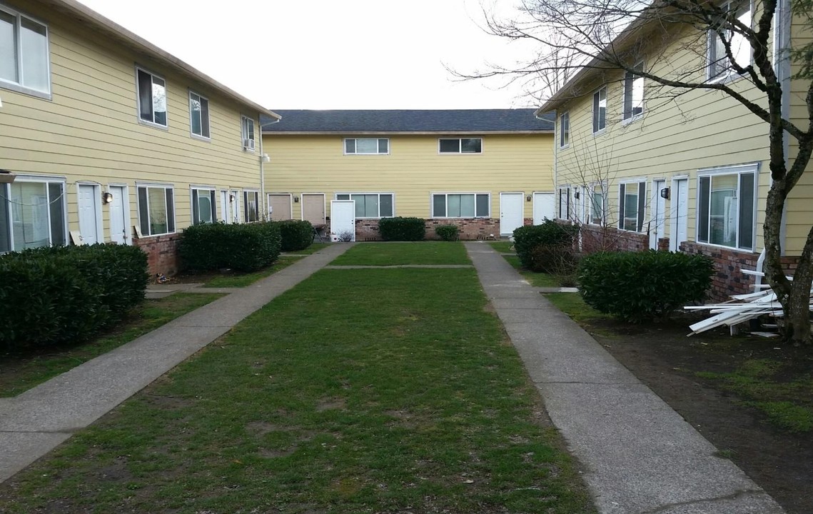 Mountain View Townhomes in Wood Village, OR - Building Photo