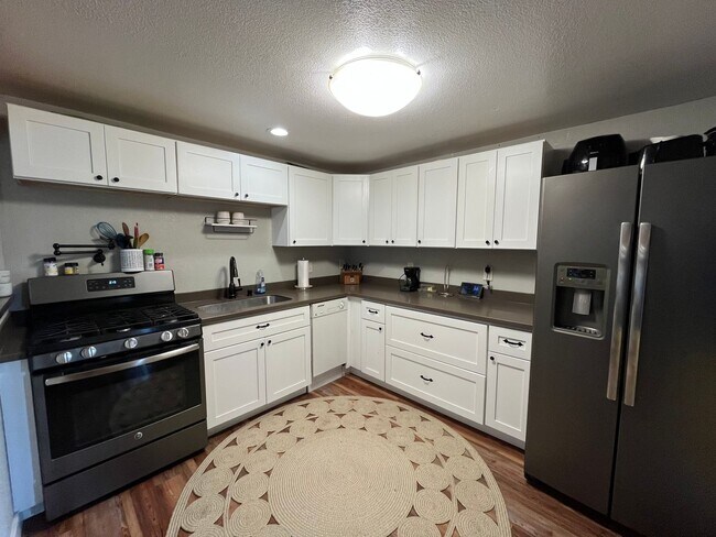 1432 Karluk St in Anchorage, AK - Building Photo - Building Photo