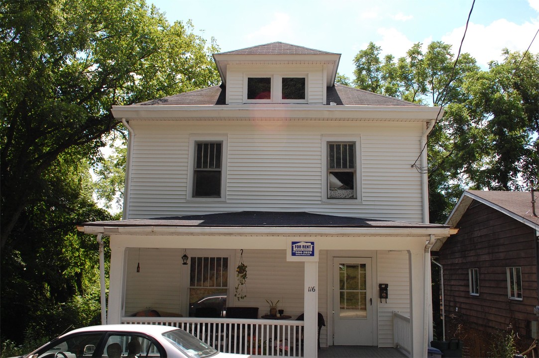 116 Grosvenor St in Athens, OH - Foto de edificio