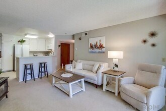 17617 Pomerado Rd-Unit -215 in San Diego, CA - Building Photo - Building Photo