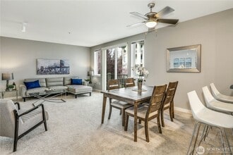 13301 SE 79th Pl, Unit A-201 in Newcastle, WA - Foto de edificio - Building Photo
