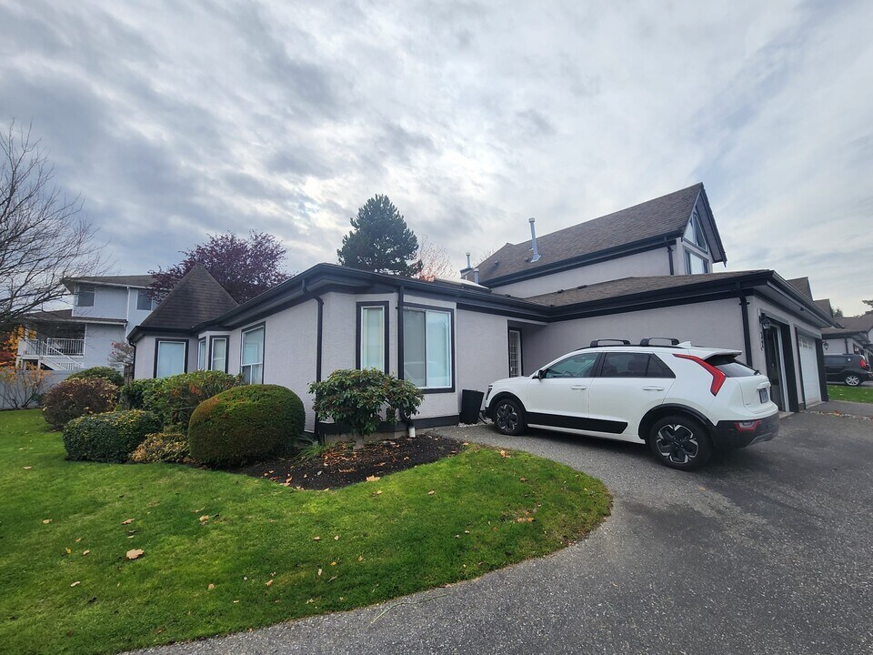 8567 164 St in Surrey, BC - Building Photo