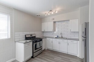 U Apartments @ Melrose in Phoenix, AZ - Building Photo