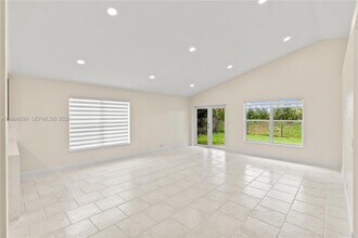 9081 Lake Park Cir N in Davie, FL - Building Photo - Building Photo