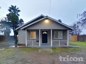 421 S Abbie St in Empire, CA - Building Photo
