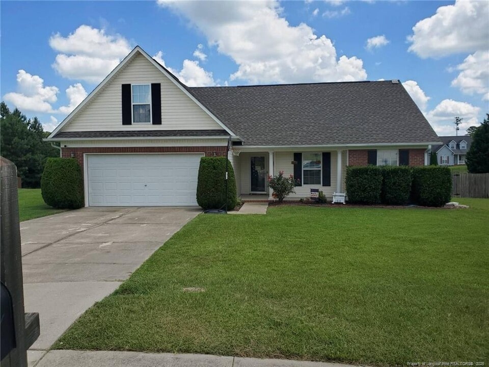 160 Yellowstone Ct in Raeford, NC - Building Photo