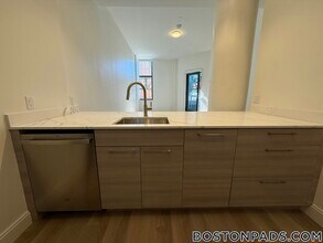 1079 Commonwealth Ave, Unit 306 in Boston, MA - Foto de edificio - Building Photo