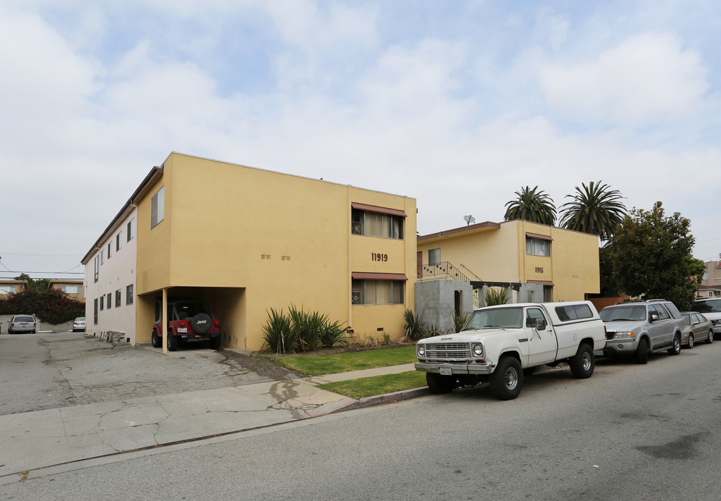 11915-11919 Courtleigh Dr in Los Angeles, CA - Building Photo