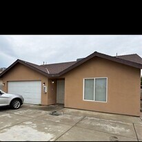 705 S Brown St in Bakersfield, CA - Building Photo