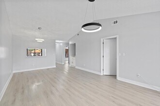 350 Club Cir in Boca Raton, FL - Building Photo - Building Photo