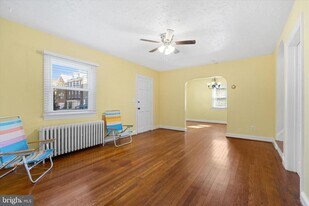 8422 Radford Ave in Alexandria, VA - Building Photo