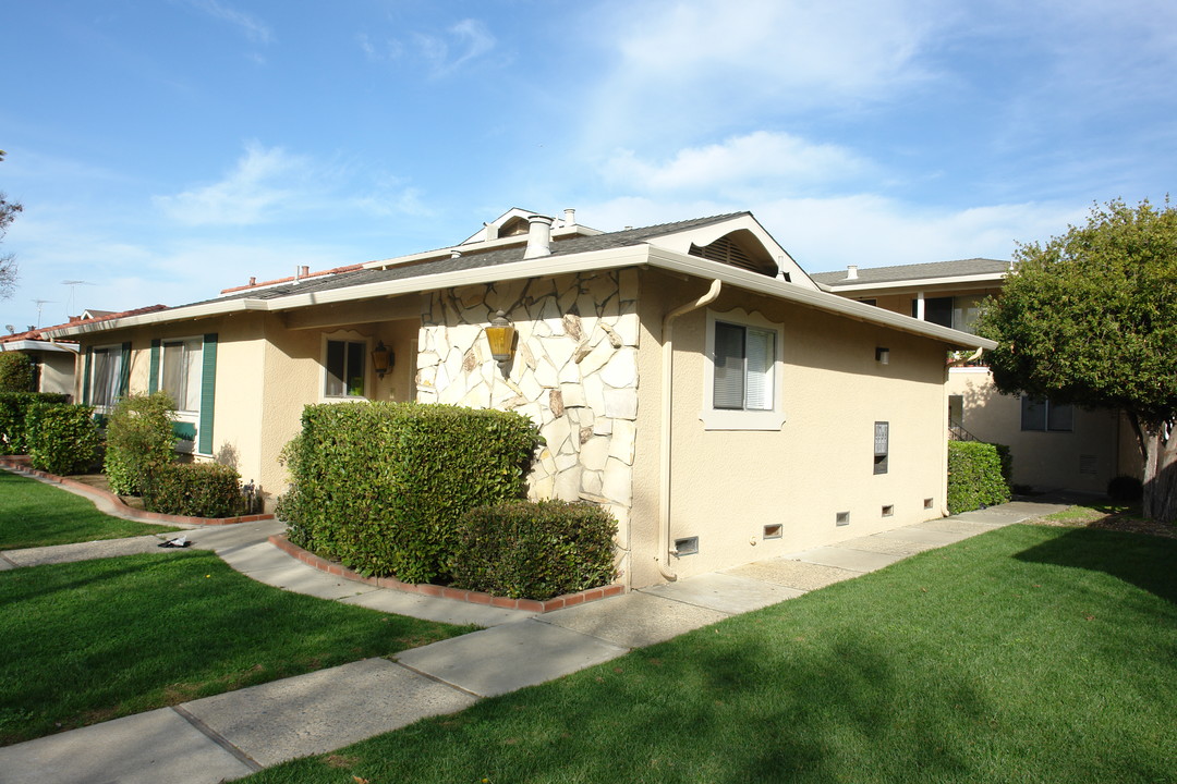 1368 ESSEX Way in San Jose, CA - Building Photo