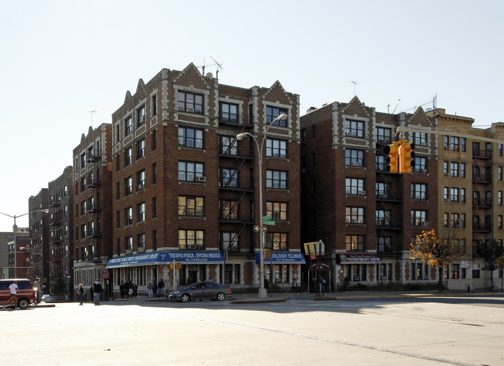 2940 Grand Concourse in Bronx, NY - Foto de edificio