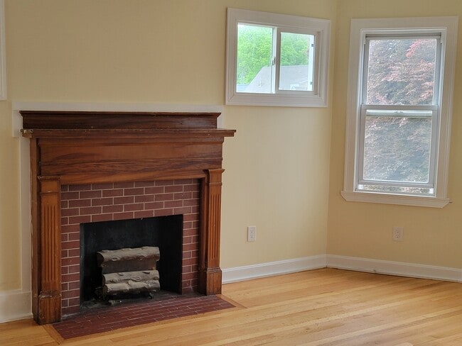 52 Nixon St, Unit 2 in Boston, MA - Foto de edificio - Building Photo