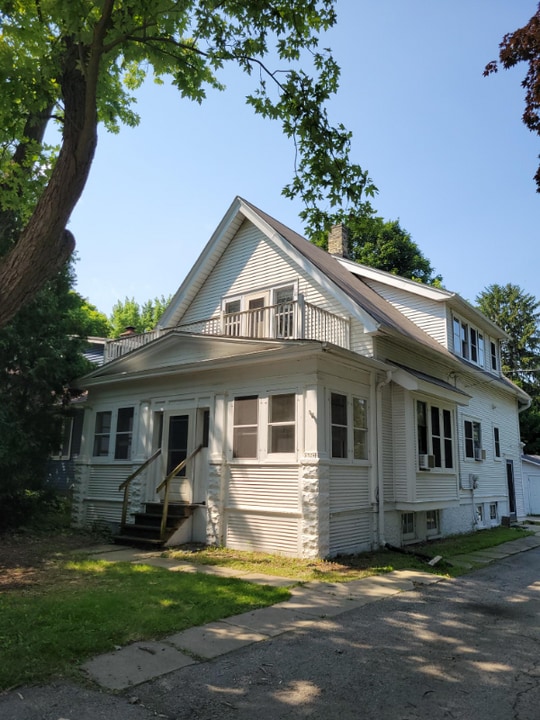 6522 W Mequon Rd in Mequon, WI - Foto de edificio