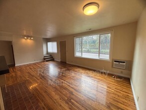 375 W Birch Ct in Roseburg, OR - Building Photo - Building Photo
