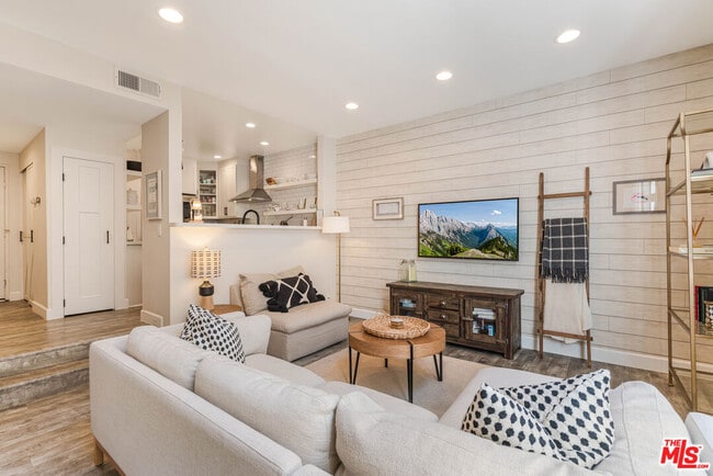 520 S Barrington Ave in Los Angeles, CA - Building Photo - Building Photo