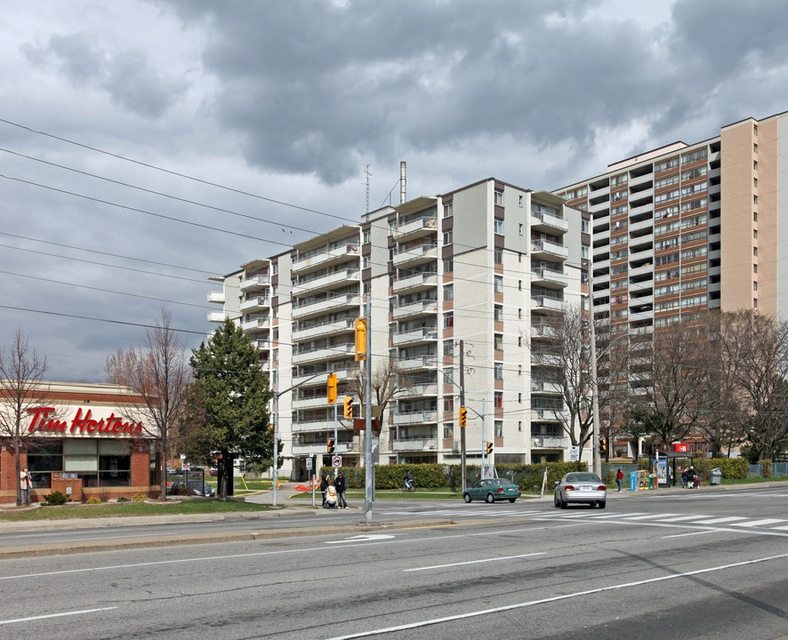 5 Cedar Dr in Toronto, ON - Building Photo