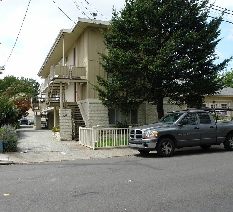 221 N Ellsworth Ave in San Mateo, CA - Foto de edificio