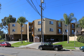 Bridgeport Apartments in San Diego, CA - Building Photo - Building Photo