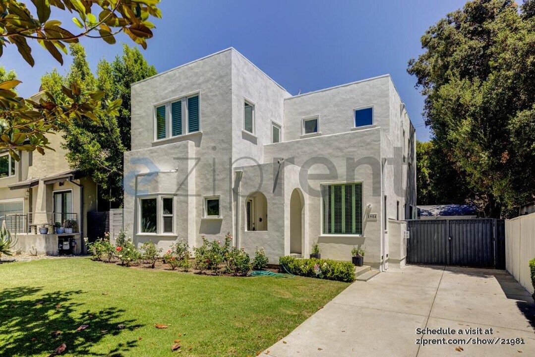 1904 Fox Hills Dr in Los Angeles, CA - Building Photo