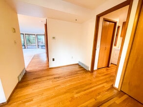 4615 Island Crest Way in Mercer Island, WA - Building Photo - Building Photo