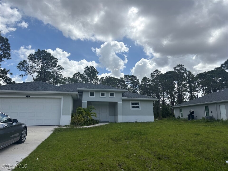 719 Anaconda Ave S in Lehigh Acres, FL - Building Photo