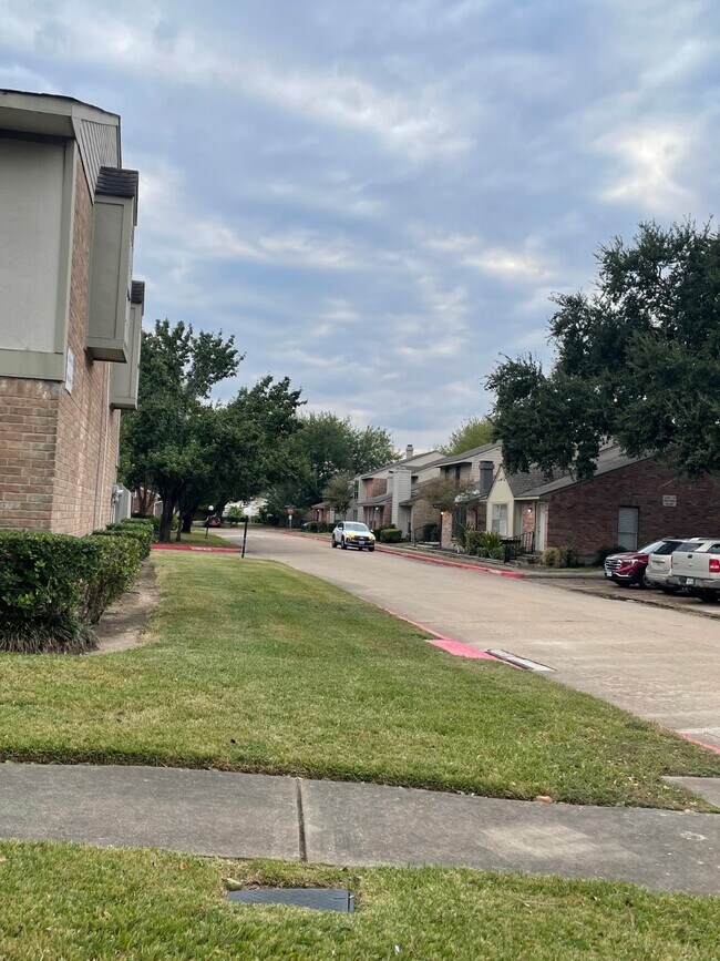 9250 Beechnut St in Houston, TX - Building Photo - Building Photo