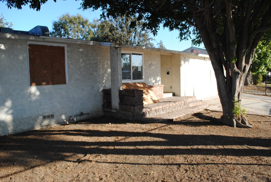 13915 Lanark St in Panorama City, CA - Foto de edificio