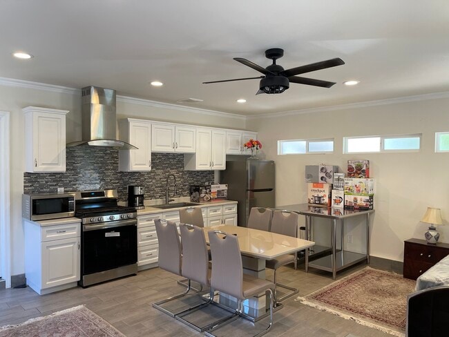 20227 Leadwell St in Winnetka, CA - Building Photo - Building Photo