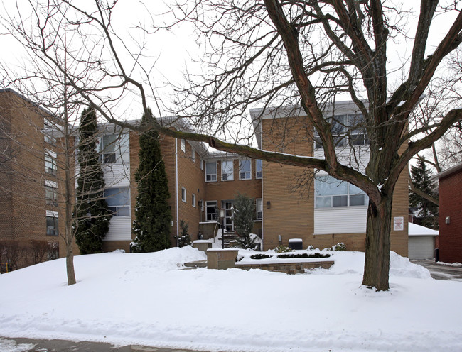 31 Shallmar Blvd in Toronto, ON - Building Photo - Primary Photo