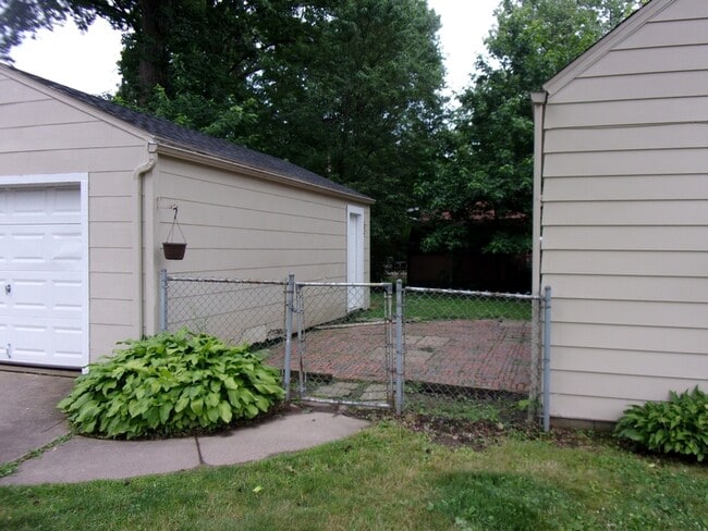 1975 Tudor St in Cuyahoga Falls, OH - Building Photo - Building Photo